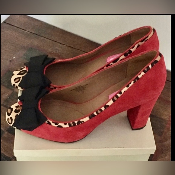 Isaac Mizrahi's red and black retro looking shoes. - Picture 1 of 4